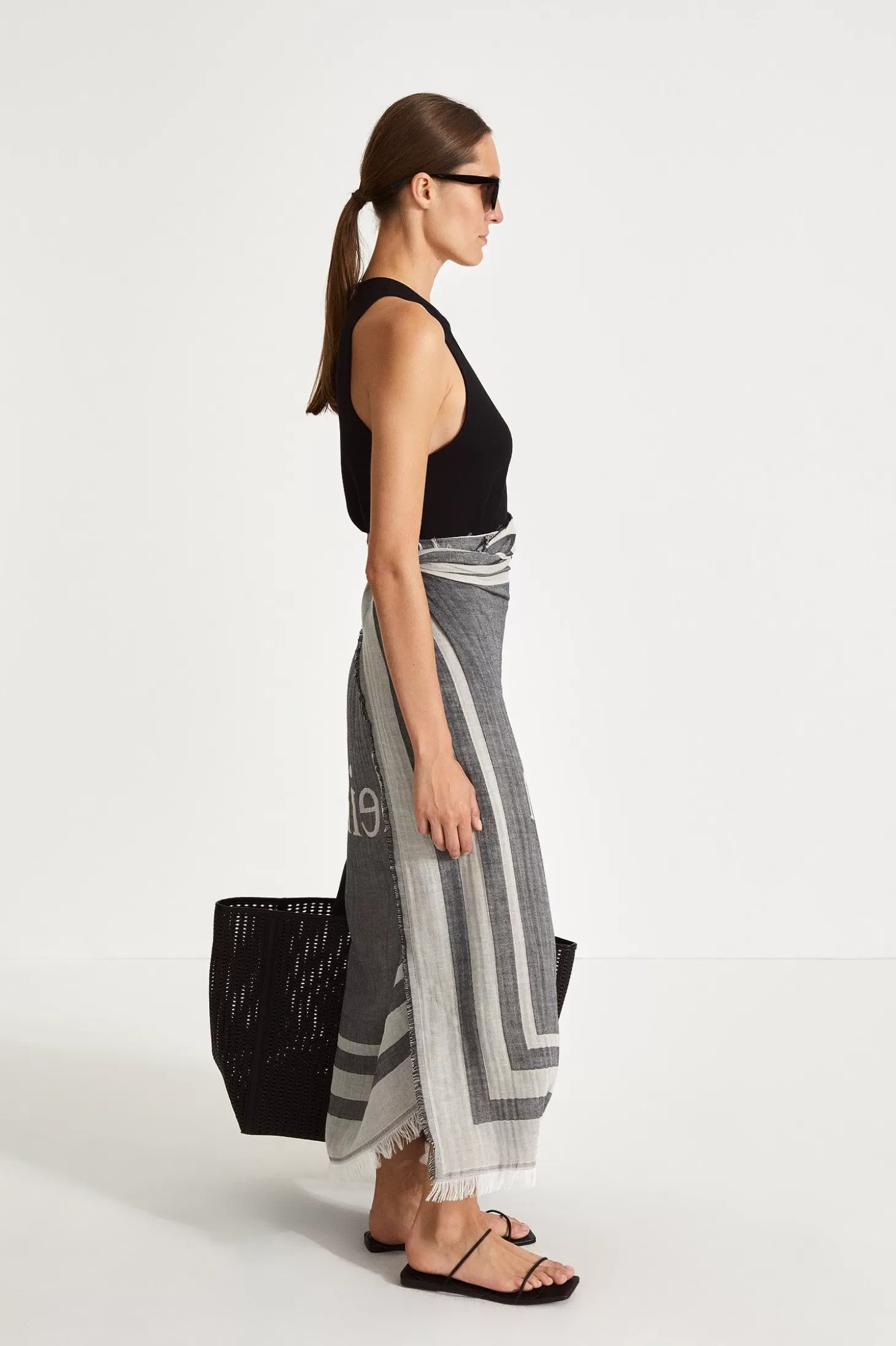 york_sarong__black__cream_2.webp Stylein Accessories-York Sarong - Black & Cream