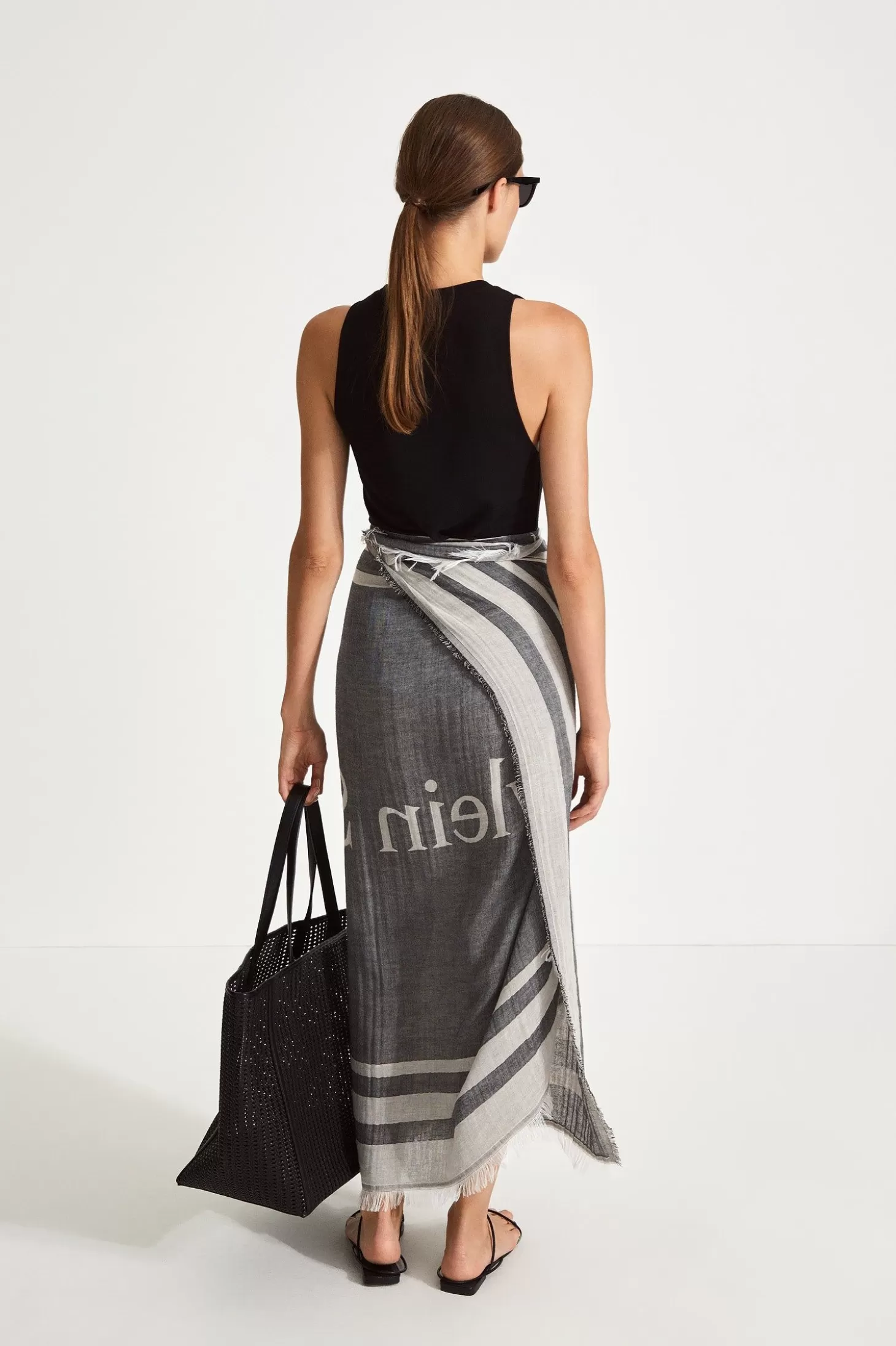 york_sarong__black__cream_3.webp Stylein Accessories-York Sarong - Black & Cream
