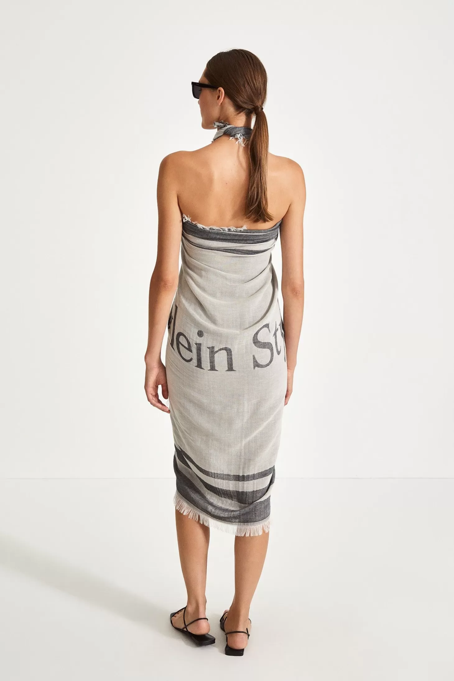 york_sarong__black__cream_6.webp Stylein Accessories-York Sarong - Black & Cream